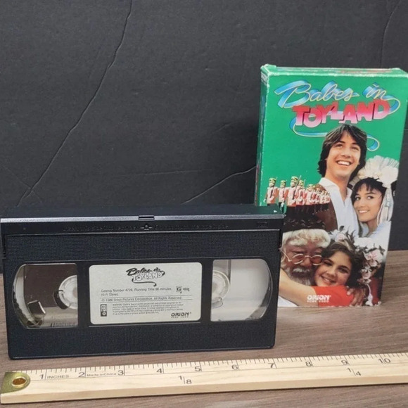 Babes in Toyland VHS Drew Barrymore Keanu Reeves - Picture 5 of 5